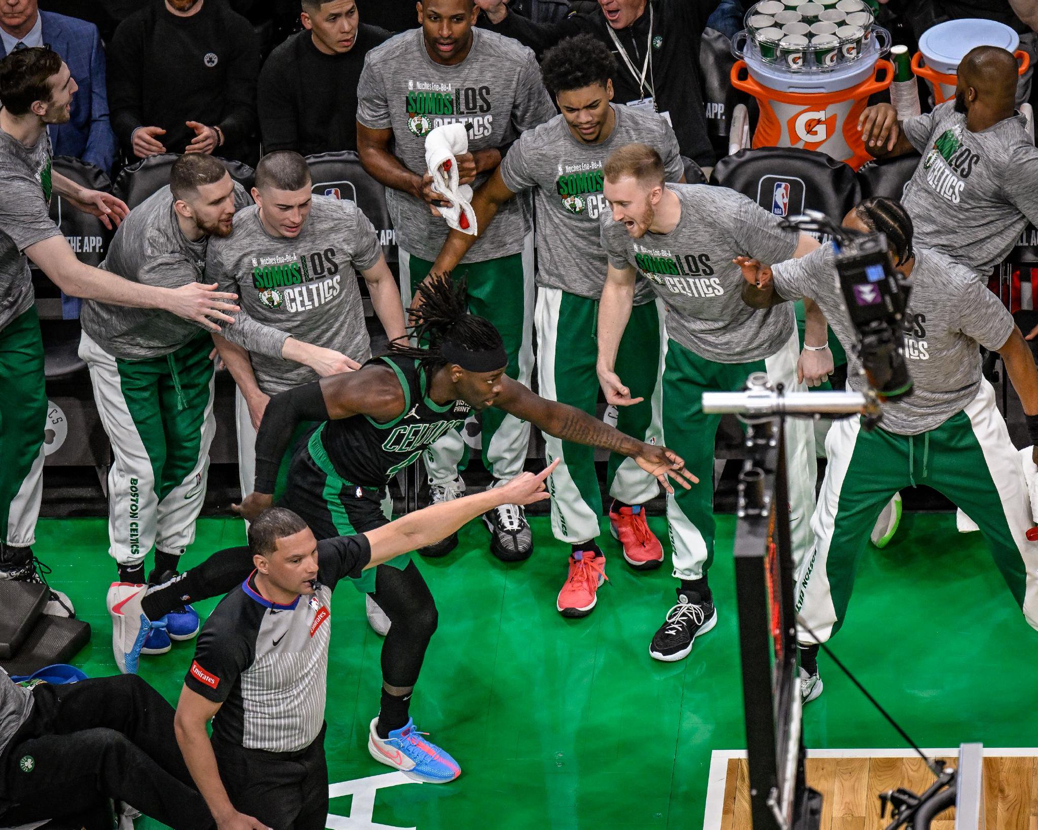 独行侠主场大胜尼克斯，取得胜利